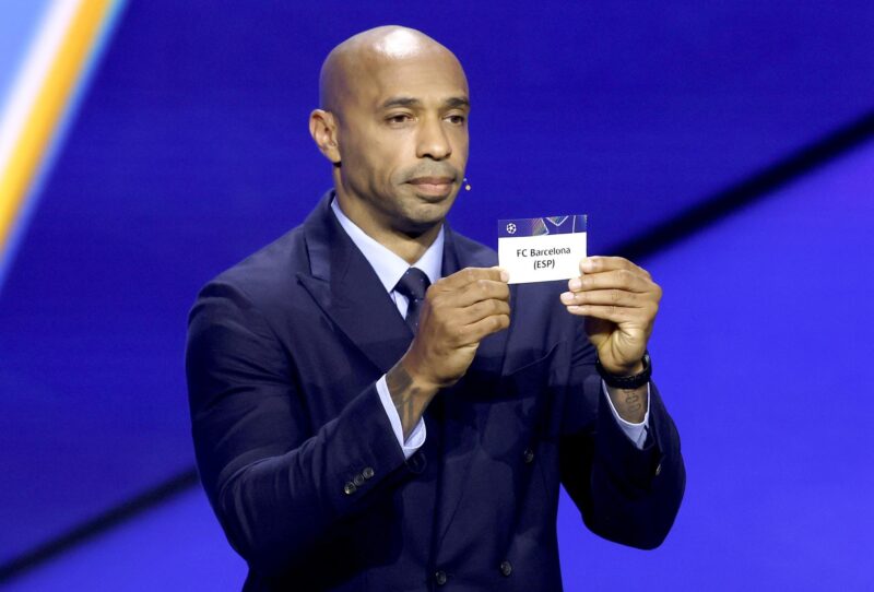 Cómo en feria: El sorteo de la Champions define rivales para españoles Thierry Henry muestra el nombre del Barcelona ) EFE/EPA/SEBASTIEN NOGIER