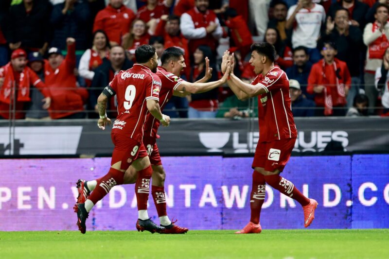 Jugadores de Toluca celebran un gol este miércoles, en un partido de la Leagues Cup entre Toluca y FC Dallas, en el Estadio Nemesio Diez en Toluca (México). EFE/ Felipe Gutiérrez