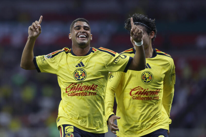 América vs. Monterrey: ¿El +122 es demasiado bueno para dejarlo pasar? Ícaro da Conceição (i), de América, celebra un gol en un partido de la jornada 6 de la Liga MX entre América y Puebla en el estadio Banorte, en Ciudad de México (México). EFE/Sáshenka Gutiérrez