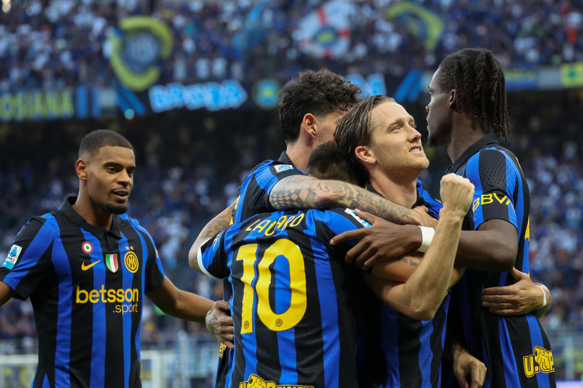 Inter de MIlán arrolla al Monza en el inicio de la Serie A El jugador del FC Inter Piotr Zielinski celebra con sus compañeros un gol durante el partidode la Seria A que han jugado FC Inter y AC Monza en el Giuseppe Meazza Stadium de Milan, Italia. EFE/EPA/Matteo Bazzi