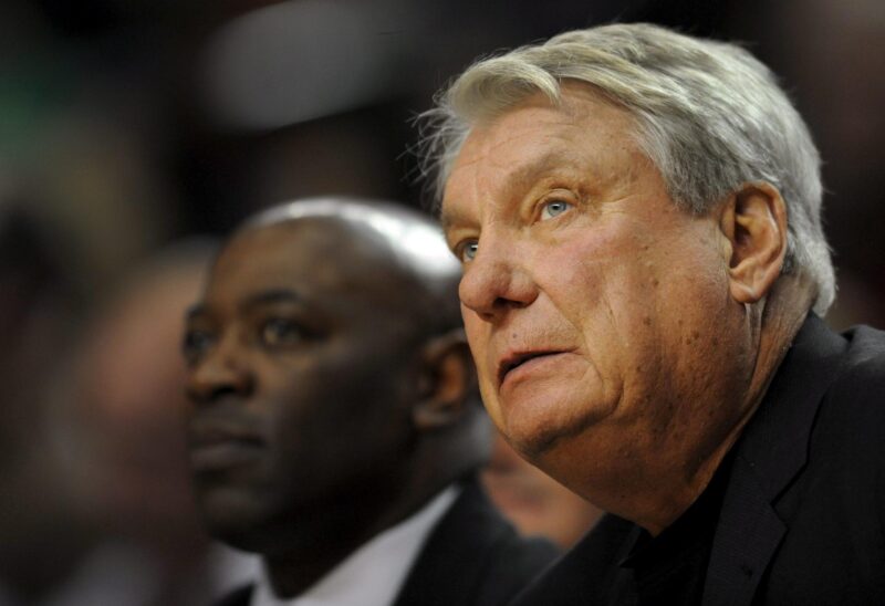 El adiós a Don Nelson: cinco claves de su legado en la NBA Fotografía de archivo del 14 de abril de 2010, en la que puede verse a Don Nelson (d), durante un partido cuando era entrenador de Golden State Warriors. EFE/Steve Dykes *PROHIBIDO SU USO A CORBIS*