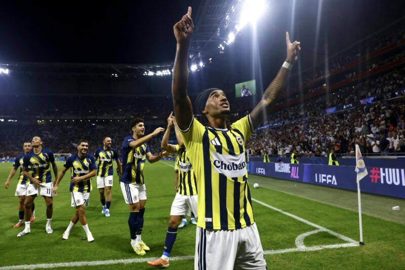 El jugador Archie Brown (d), del Fenerbahce, celebra la clasificación para la fase de liga  en Lyon, Francia. EFE/EPA/MOHAMMED BADRA
