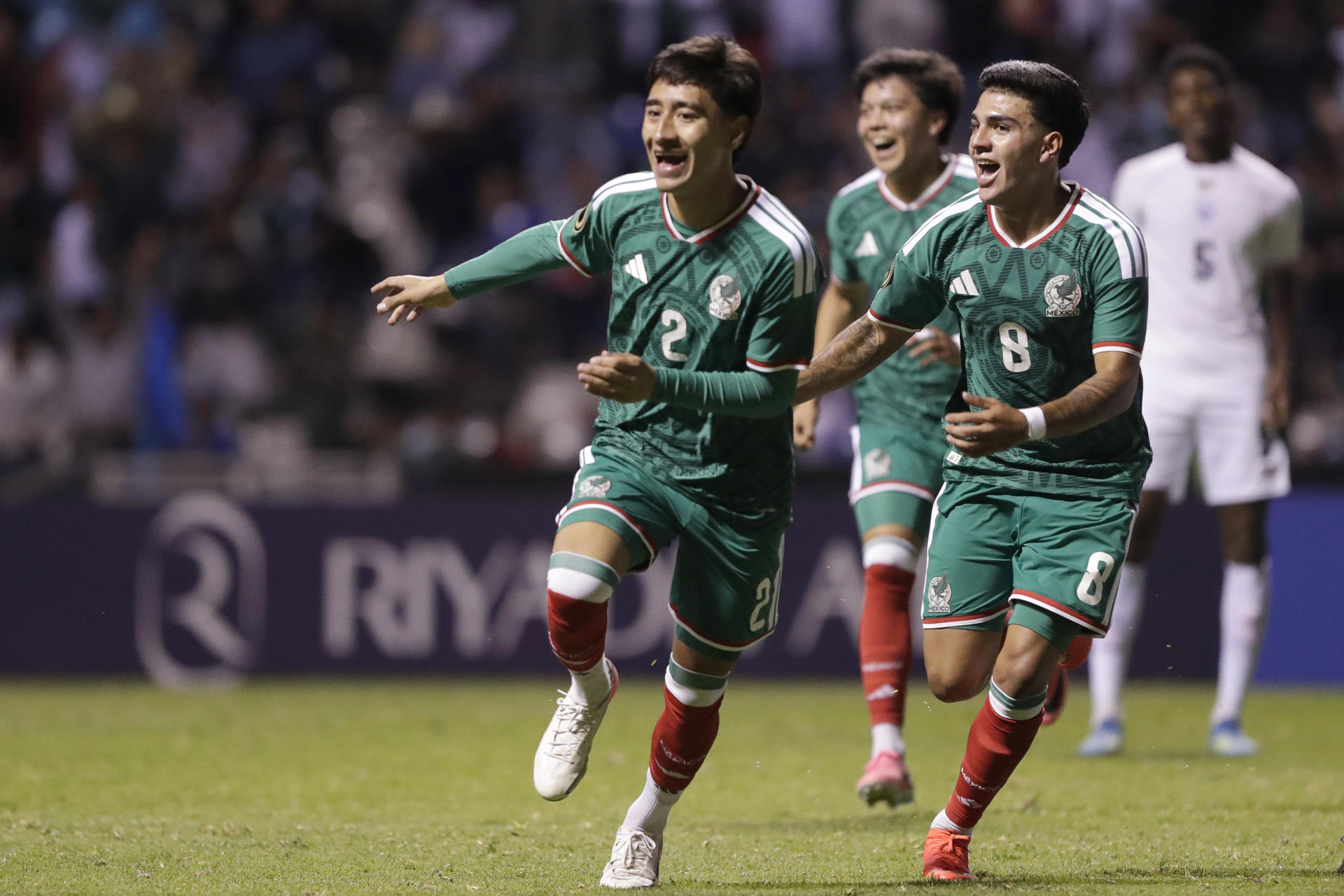 Juan Echilvestre (c) y Juan Sigala (d) de México celebran un gol este miércoles, en un partido del Campeonato Sub-20 de la Concacaf entre México y Panamá en el estadio Cuauhtémoc en Puebla (México). EFE/ Hilda Ríos