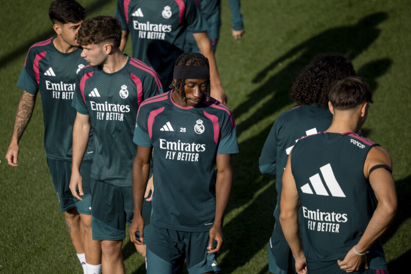 A billetazos: Los clubes que mas gastaron y perdieron este verano El jugador del Real Madrid Diomande (c), durante el entrenamiento del equipo en Valdebebas para preparar su próximo encuentro de LaLiga que disputan este miércoles frente a la Real Sociedad. EFE/ Daniel Gonzalez