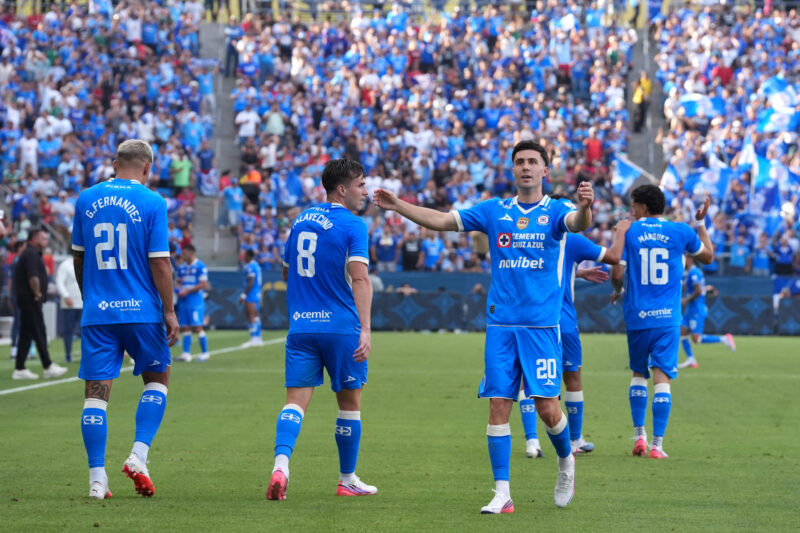 José Paradela (d) de Cruz Azul celebra un gol en el partido de la final de Campeón de Campeones entre Toluca y Cruz Azul en el Dignity Health Sports Park en Los Ángeles (Estados Unidos). EFE/ Omar Alonso