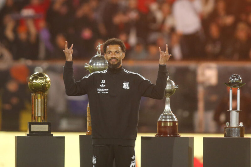 El portero de Cabo Verde Josimar José Évora Dias 'Vozinha' reacciona durante su presentación como nuevo jugador de Colo Colo este miércoles, en el Estadio Monumental. EFE/ Esteban Garay