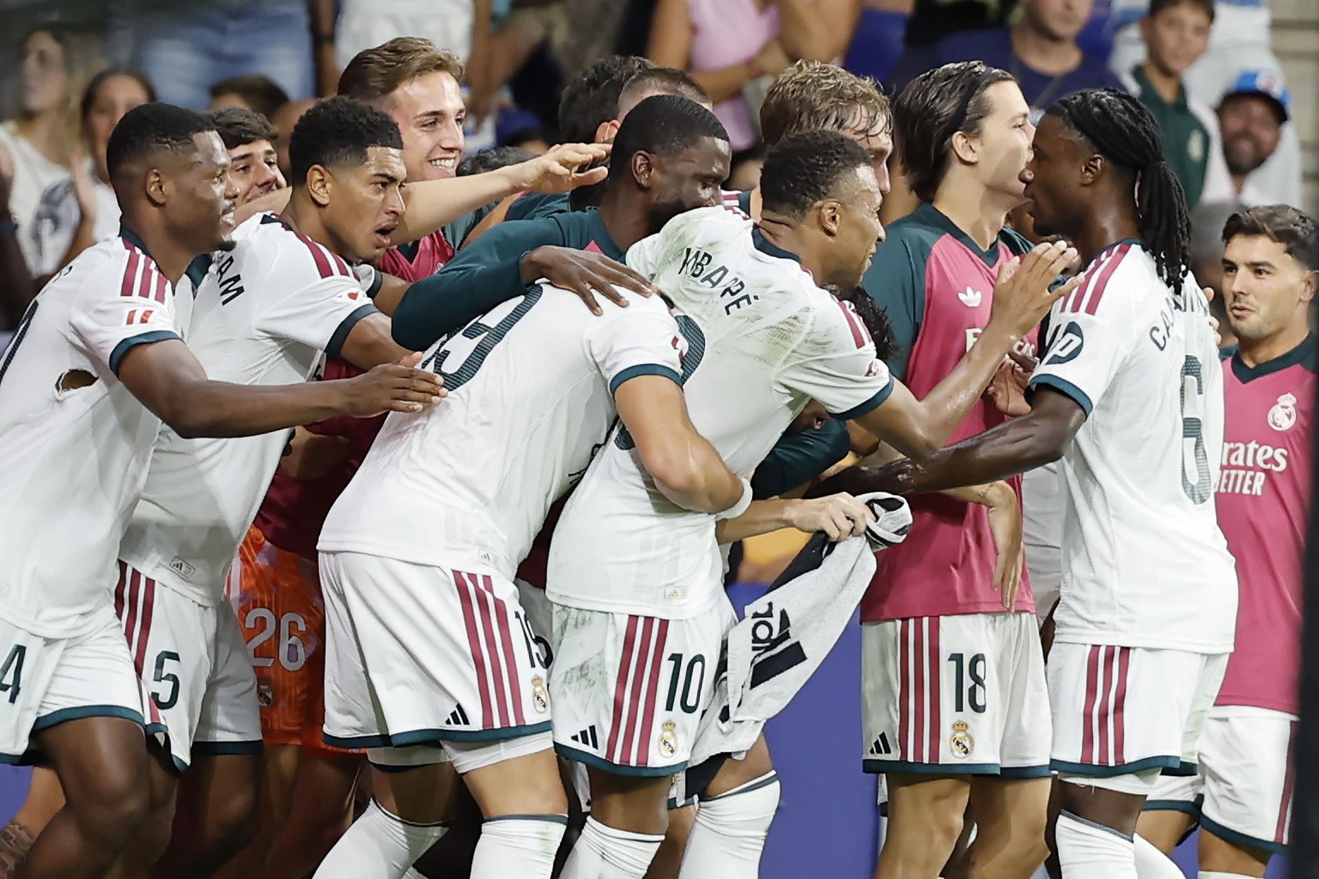 Los jugadores del Real Madrid celebran el 1-2, durante el partido de LaLiga de fútbol que RCD Espanyol y Real Madrid disputaron en el RCDE Stadium, en Barcelona. EFE/Andreu Dalmau