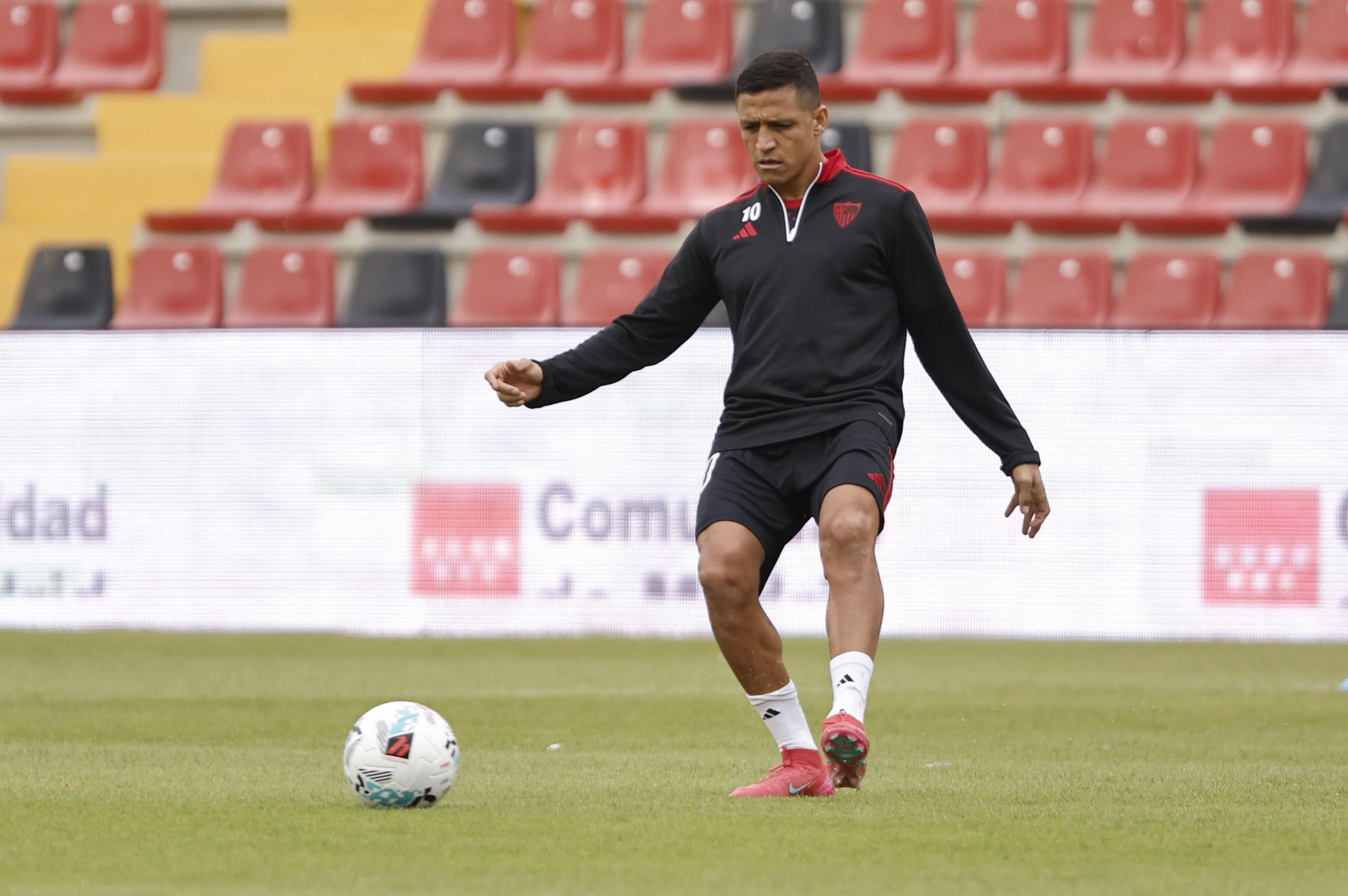 Fotografía de archivo del 28 de septiembre de 2025 en la que se observa al entonces jugador del Sevilla Alexis Sánchez al calentar antes del partido correspondiente a la jornada 7 de LaLiga ante el Rayo Vallecano, en el Estadio de Vallecas en Madrid (España). EFE/ Sergio Pérez