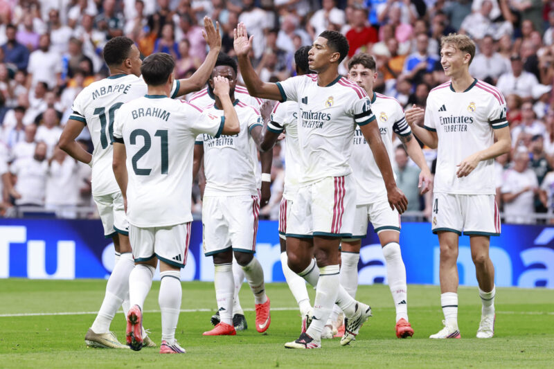 Real Madrid visita al Betis: 5 claves para el partido El delantero francés del Real Madrid Kylian Mbappé (i) celebra el tercer gol de su equipo durante el partido de LaLiga entre el Real Madrid y el Málaga, este domingo en el estadio Santiago Bernabéu. EFE/ Chema Moya