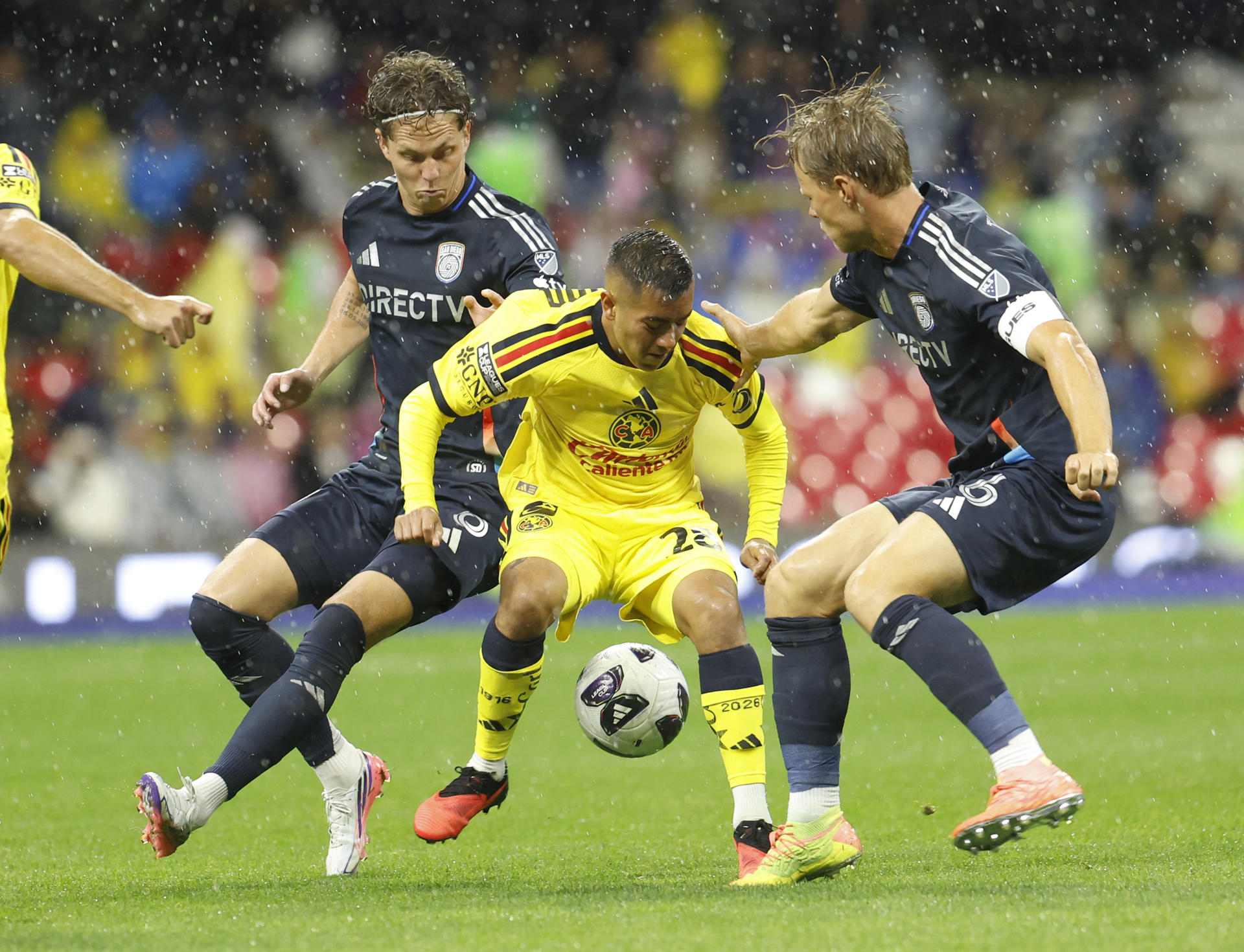 Erick Sánchez (c), de Améric, disputa el balón con Jeppe Tverskov (d) y Onni Valakari (i), de San Diego FC, en un partido de la Leagues Cup entre América y San Diego FC en el Estadio Banorte en Ciudad de México (México). EFE/Sáshenka Gutiérrez