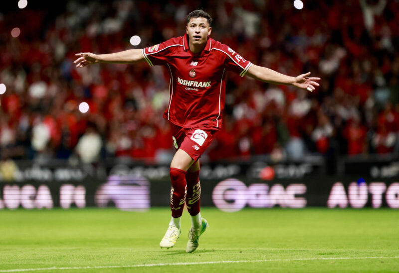 Oswaldo Virgen, de Toluca, celebra un gol en un partido de la jornada 6 de la Liga MX en el estadio Nemesio Diez, en Toluca (México). EFE/ Felipe Gutiérrez