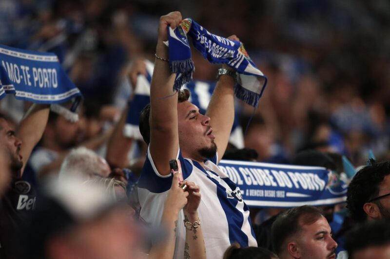 Hinchas del FC Porto en Dragao Stadium en Oporto, Portugal. EFE/EPA/MANUEL FERNANDO ARAUJO
