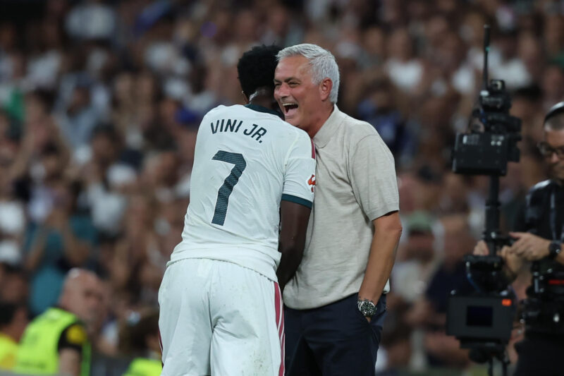 El entrenador del Real Madrid José Mourinho (d) felicita a Vinicius Jr. tras el cambio durante el encuentro correspondiente a la primera jornada de LaLiga que Real Madrid y Real Sociedad disputaron en el Santiago Bernabéu, en Madrid. EFE/ Kiko Huesca
