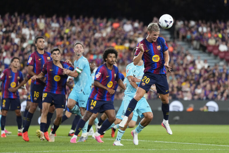 El centrocampista del FC Barcelona Dani Olmo (d) despeja de cabeza durante el partido de la primera jornada de LaLiga entre FC Barcelona y Athletic Club de Bilbao s en el Camp Nou. EFE/ Enric Fontcuberta