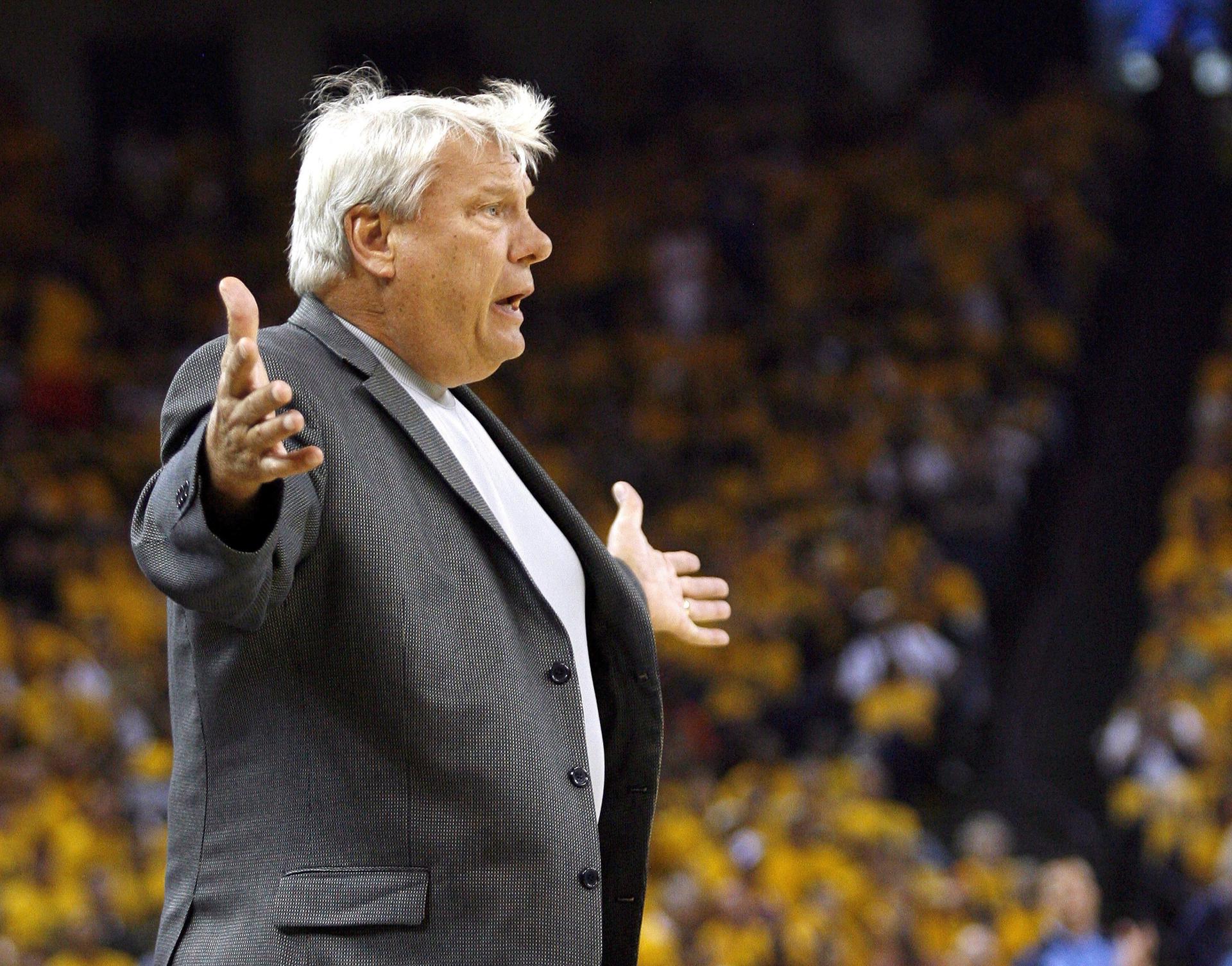 Fotografía de archivo del 11 de mayo de 2007, en la que puede verse a Don Nelson cuando era entrenador de los Warriors de Golden State, durante un partido. EFE/JOHN G. MABANGLO