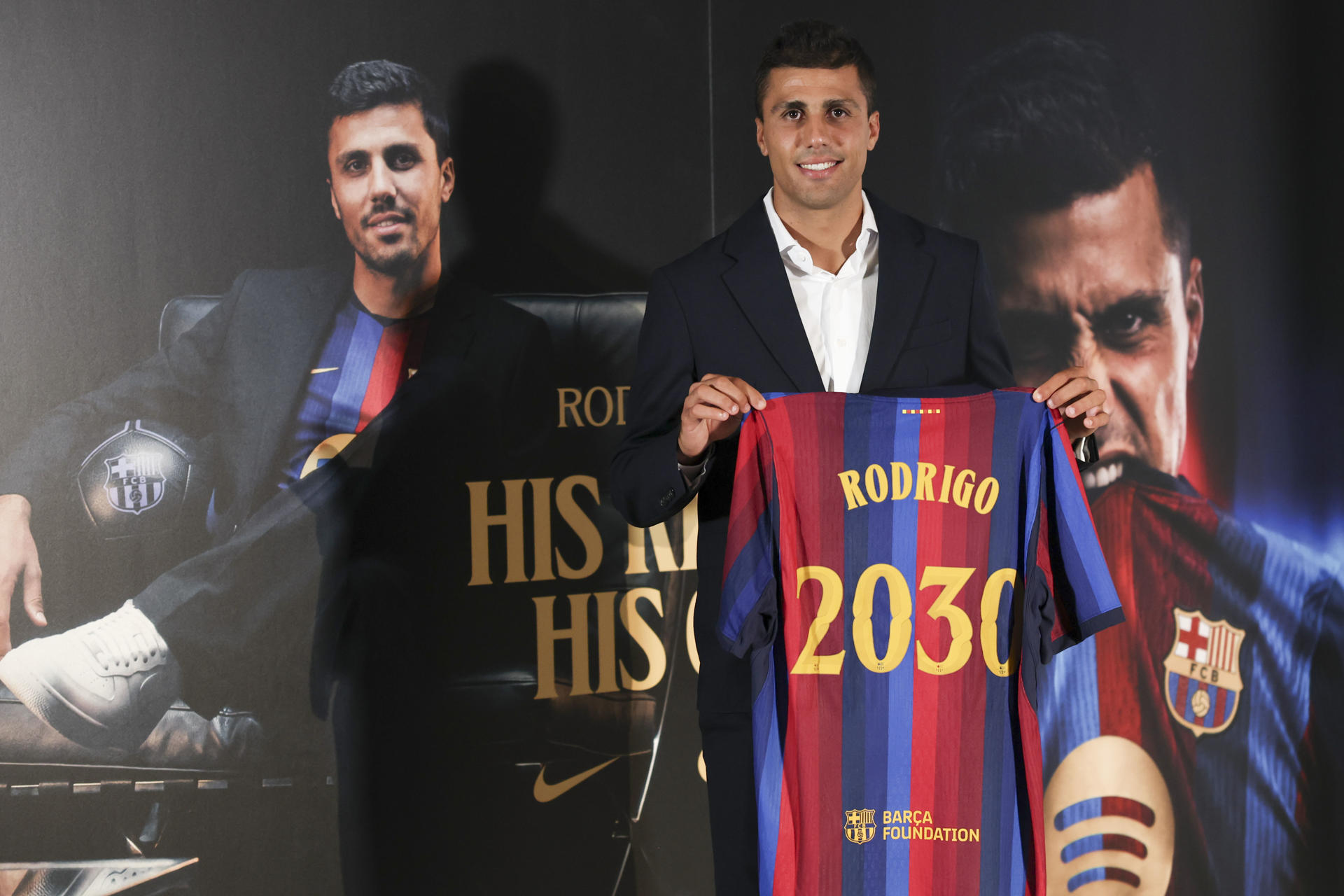 El centrocampista español Rodrigo Hernández 'Rodri' posa para los medios de comunicación como nuevo jugador azulgrana tras formalizar su fichaje con el FC Barcelona, este martes en Barcelona. EFE/ Quique García