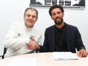 Fotografía cedida por prensa de Colo Colo de su presidente, Aníbal Mosa (i), junto al portero titular de la selección de Cabo Verde, Josimar José Évora Dias 'Vozinha', tras firmar un contrato con el club en Santiago (Chile). EFE/ Prensa Colo Colo /SOLO USO EDITORIAL/ NO VENTAS/ SOLO DISPONIBLE PARA ILUSTRAR LA NOTICIA QUE ACOMPAÑA (CRÉDITO OBLIGATORIO)