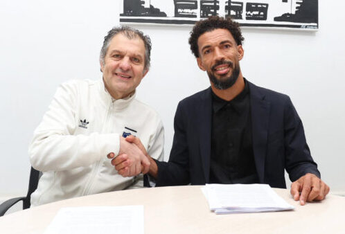 Fotografía cedida por prensa de Colo Colo de su presidente, Aníbal Mosa (i), junto al portero titular de la selección de Cabo Verde, Josimar José Évora Dias 'Vozinha', tras firmar un contrato con el club en Santiago (Chile). EFE/ Prensa Colo Colo /SOLO USO EDITORIAL/ NO VENTAS/ SOLO DISPONIBLE PARA ILUSTRAR LA NOTICIA QUE ACOMPAÑA (CRÉDITO OBLIGATORIO)