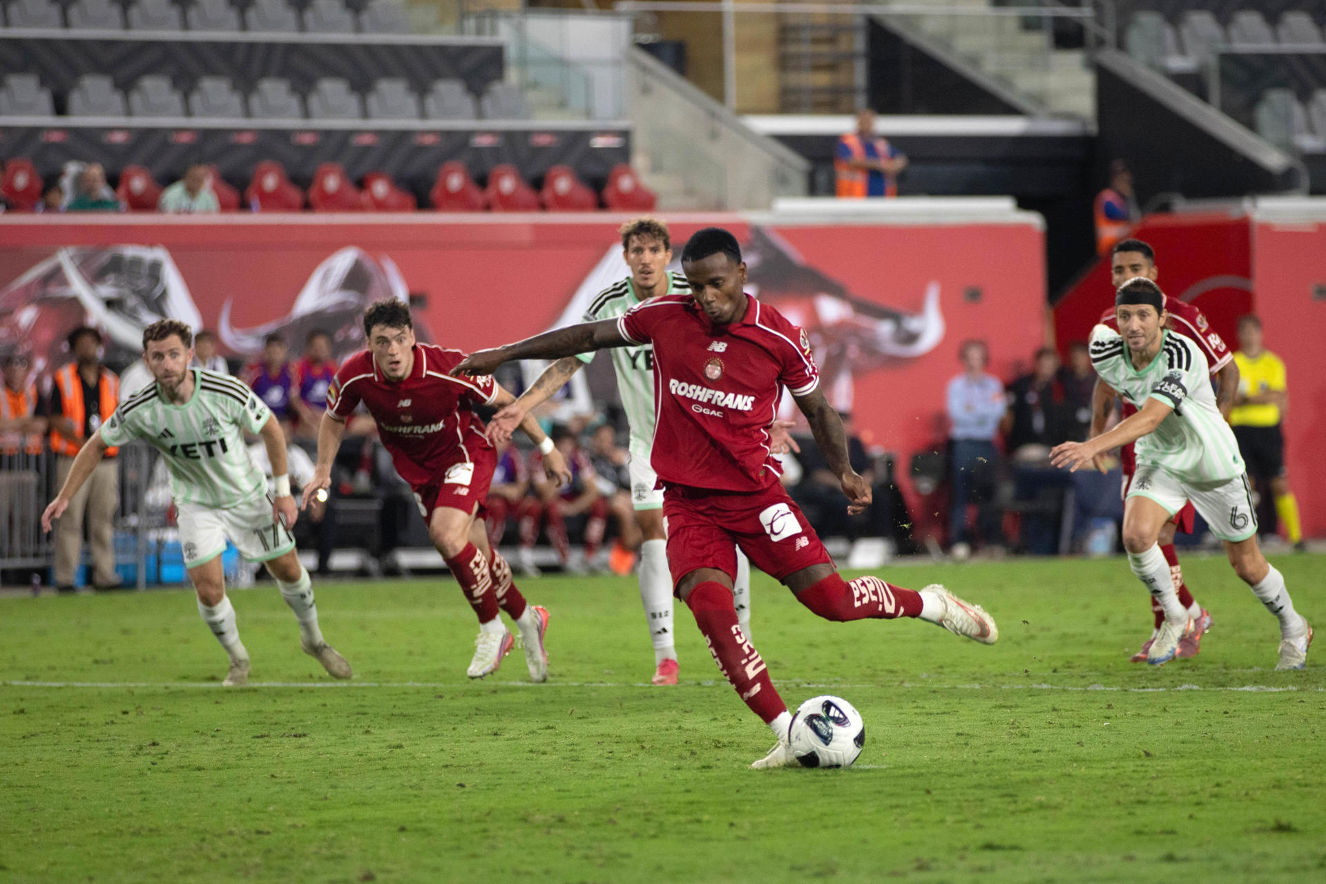 Helinho, de Toluca, convierte un gol de penalti en los cuartos de final de la Leagues Cup ante Austin FC en el estadio Red Bull Arena, en Harrison (EE.UU.). EFE/Víctor Osuna