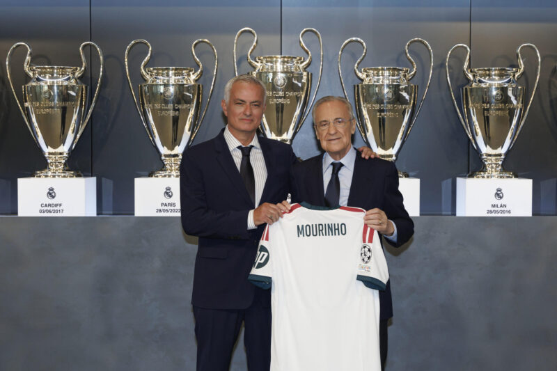 El portugués José Mourinho (i) junto al presidente del club, Florentino Pérez, durante su acto de presentación como nuevo entrenador del Real Madrid. EFE/ Realmadrid.com SOLO USO EDITORIAL/SOLO DISPONIBLE PARA ILUSTRAR LA NOTICIA QUE ACOMPAÑA (CRÉDITO OBLIGATORIO)