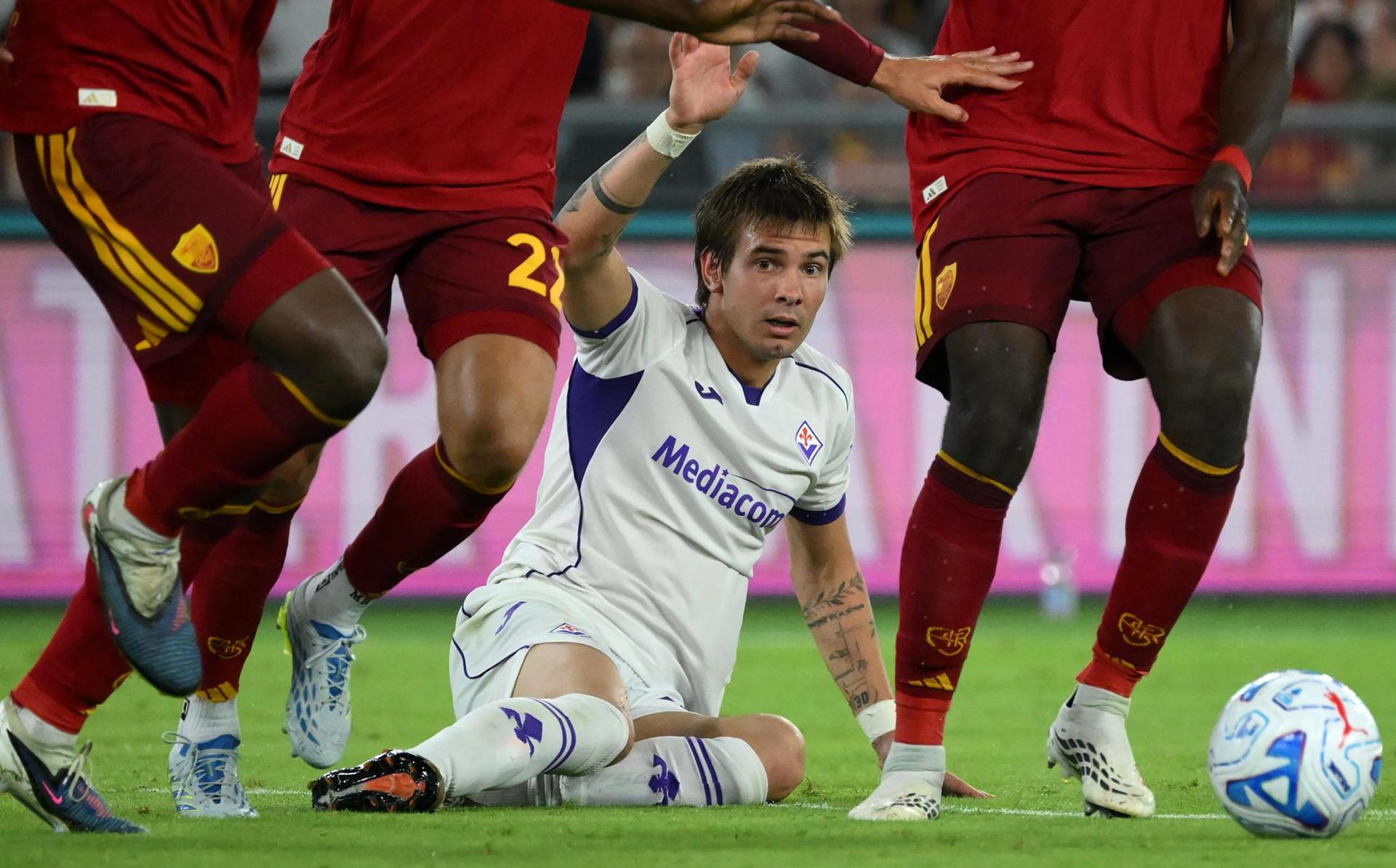 El jugador Franco Mastantuono (C), del ACF Fiorentina, hace un gesto durante el partido de fútbol de la Serie A italiana entre el AS Roma y el ACF Fiorentina, en Roma, Italia, 24 de agosto de 2026. (Italia, Roma) EFE/EPA/ALESSANDRO DI MEO
 
//////////
 
ROMA (Italy), 24/08/2026.- ACF Fiorentina's Franco Mastantuono (C) gestures during the Italian Serie A soccer match between AS Roma and ACF Fiorentina, in Rome, Italy, 24 August 2026. (Italia, Roma) EFE/EPA/ALESSANDRO DI MEO