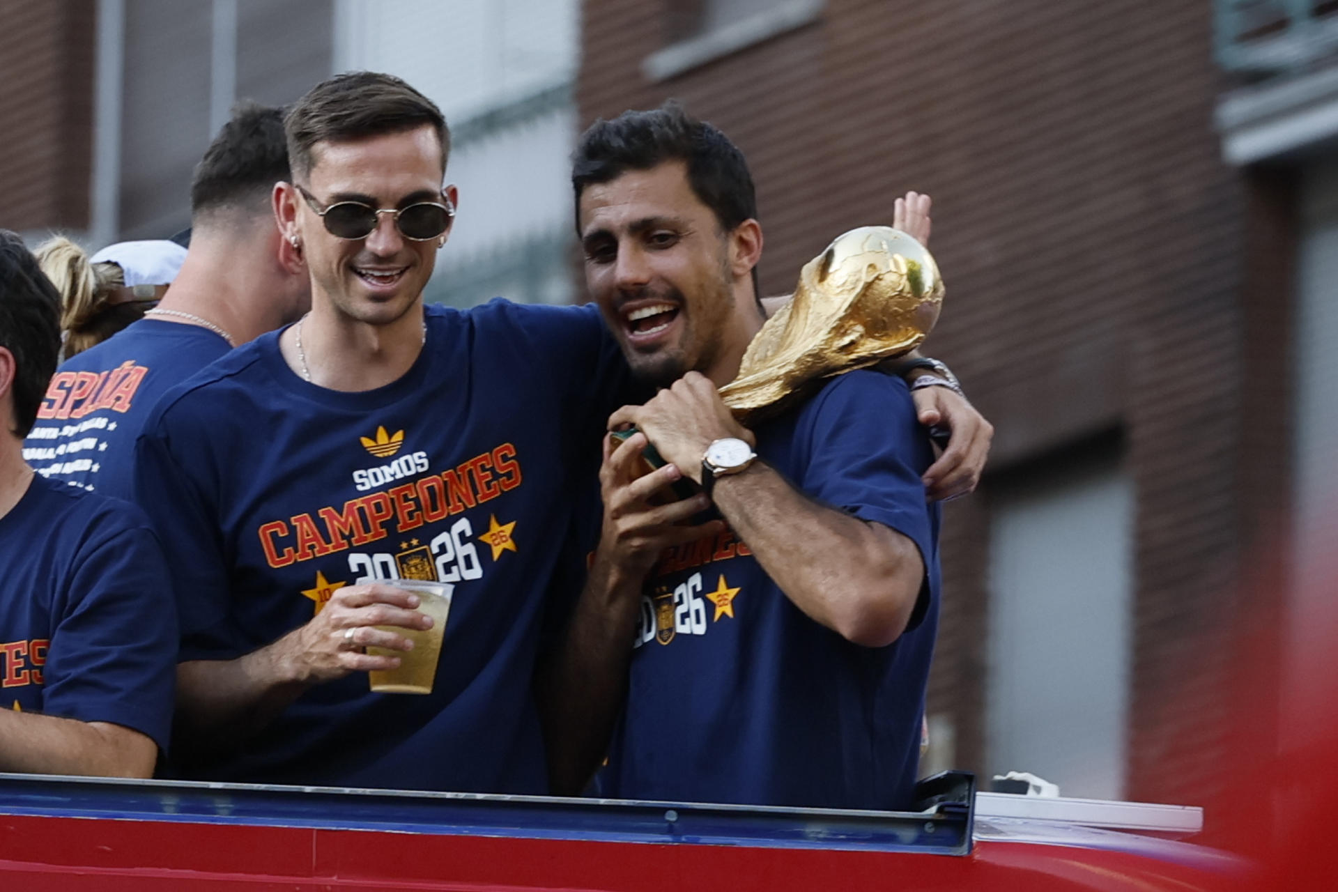 Fotografía del pasado 20 de julio, en la que puede verse a los jugadores de la selección española Rodri (d) y Fabián Ruiz (i) en Madrid, durante la celebración por el título del Mundial de Estados Unidos, México y Canadá. EFE/Ballesteros
