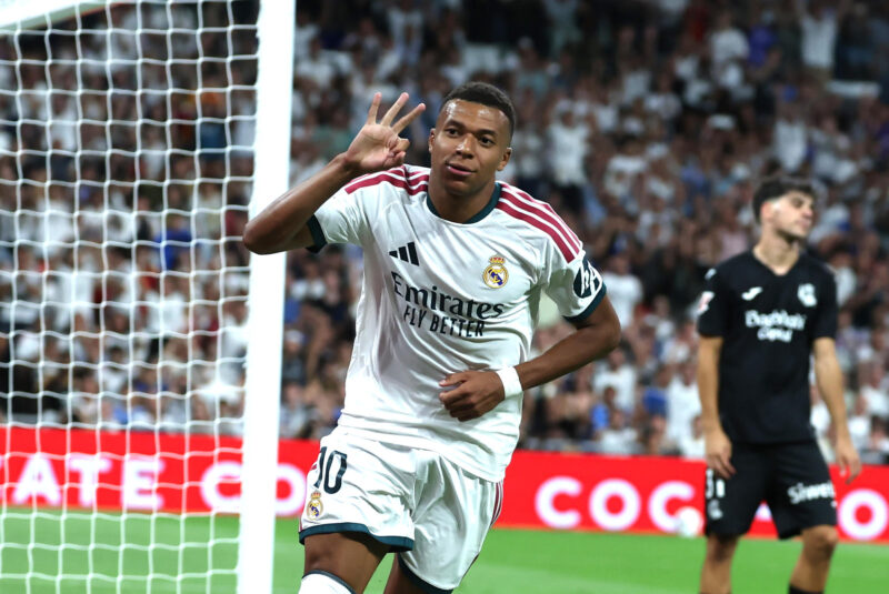 Estos serán los rivales para Barcelona y el Real Madrid en Champions El delantero francés del Real Madrid Kylian Mbappé celebra su tercer gol durante el encuentro correspondiente a la primera jornada de LaLiga que Real Madrid y Real Sociedad disputan este miércoles en el Santiago Bernabéu, en Madrid. EFE/ Kiko Huesca