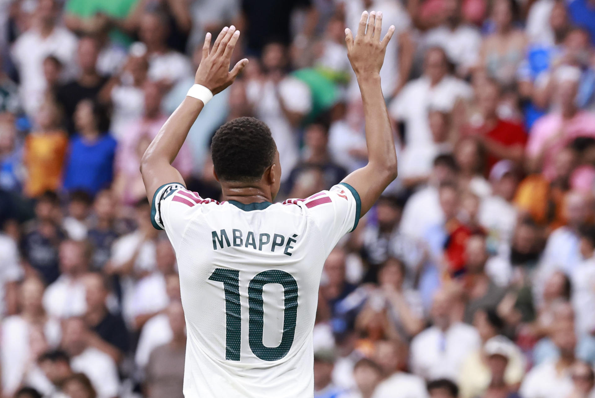 El delantero francés del Real Madrid Kylian Mbappé celebra el tercer gol de su equipo durante el partido de LaLiga entre el Real Madrid y el Málaga, este domingo en el estadio Santiago Bernabéu. EFE/ Chema Moya