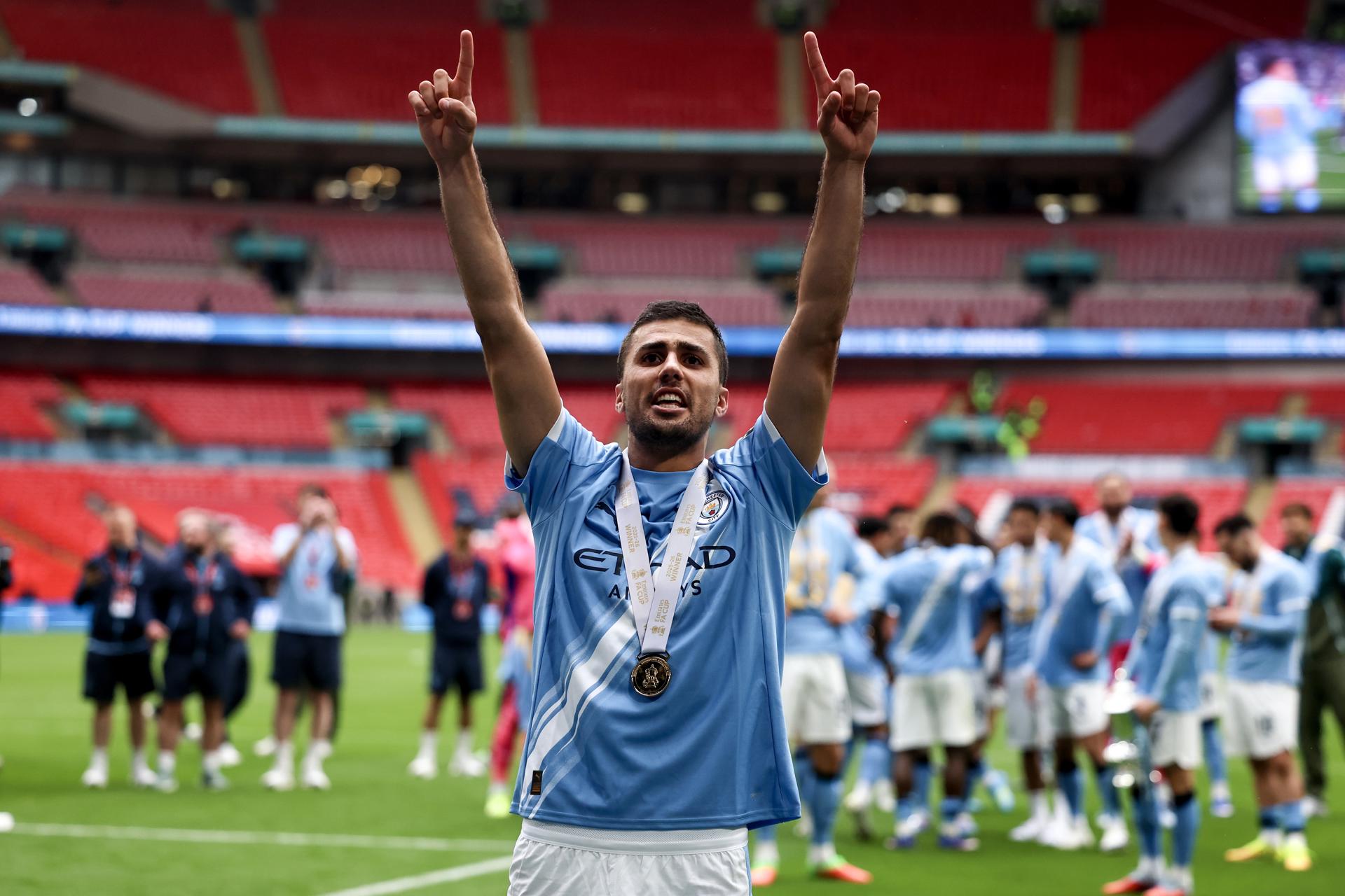Rodrigo Hernández celebra la conquista de la Copa de Inglaterra con el Manchester City, el 16 de mayo de 2026. EFE/EPA/NEILL HALL SOLO USO EDITORIAL