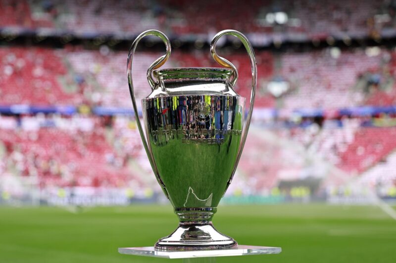 Fotografia del pasado 30 de mayo, en la que puede verse el trofeo de la Liga de Campeones en el estadio de Budapest, donde se disputó la edición de 2026. EFE/ ANNA SZILAGYI