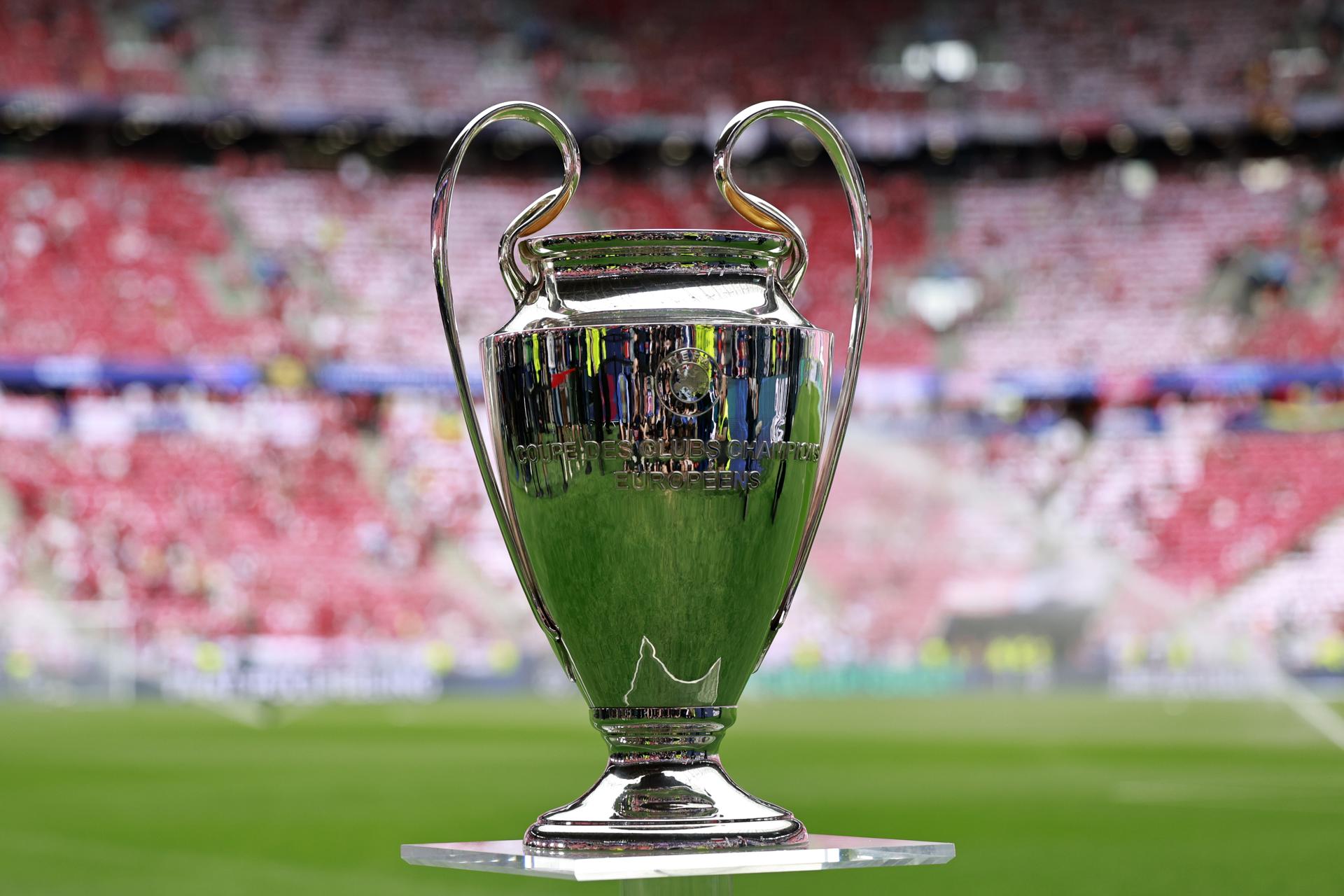 Fotografia del pasado 30 de mayo, en la que puede verse el trofeo de la Liga de Campeones en el estadio de Budapest, donde se disputó la edición de 2026. EFE/ ANNA SZILAGYI
