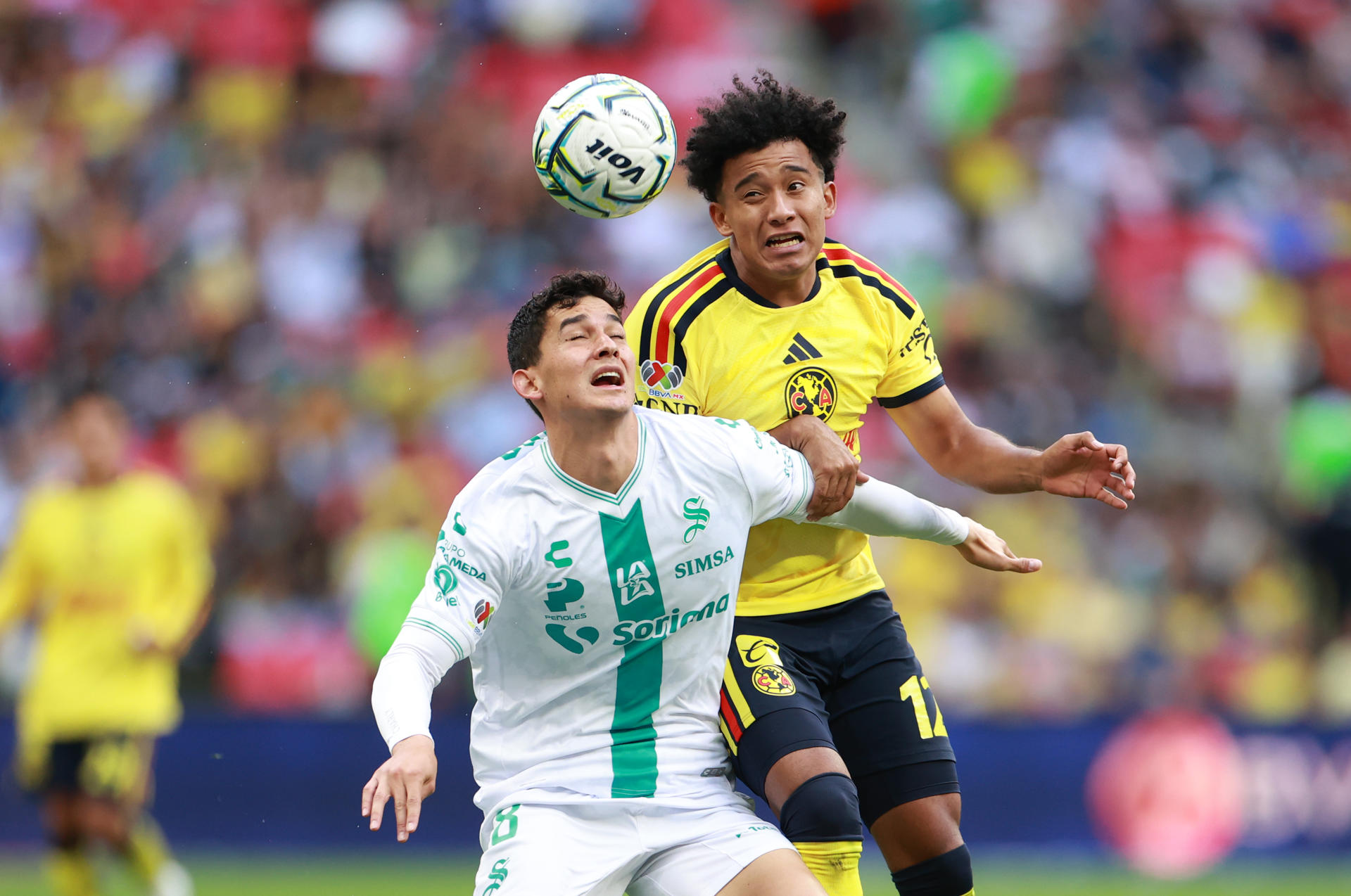 Isaías Violante (d) de América disputa el balón con Salvador Mariscal de Santos este domingo en partido de la tercera jornada del torneo Apertura mexicano. EFE/ Mario Guzmán
