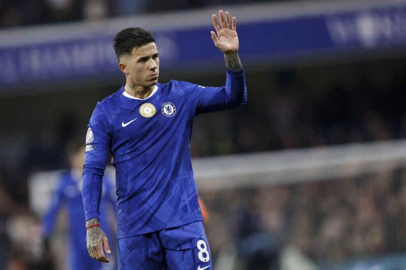 El futbolista del Chelsea Enzo Fernández saluda al término de un partido de la Premier League el 30 de diciembre de 2025. EFE/ DAVID CLIFF *Sólo uso editorial*