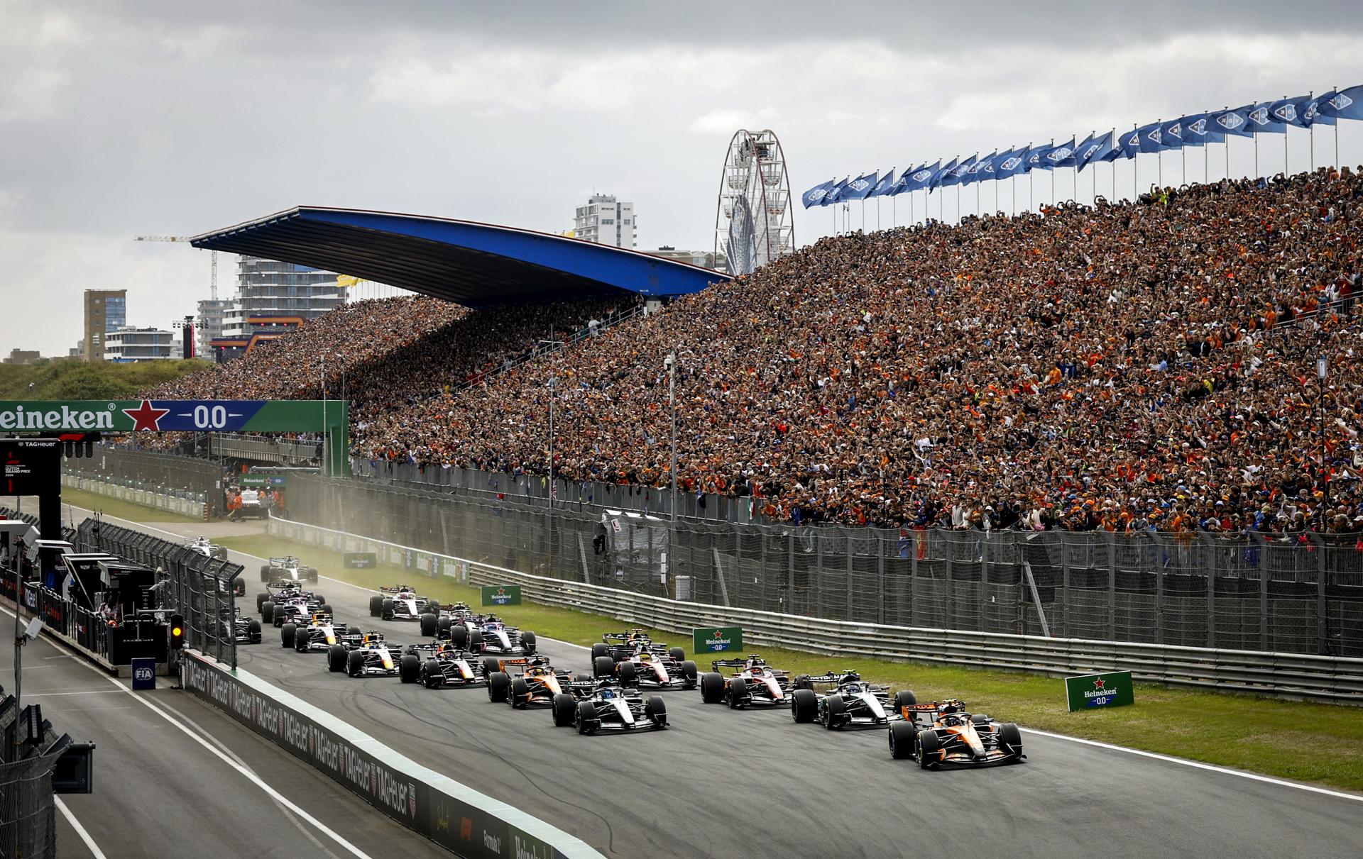 Norris reina en el caos de Zandvoort y firma su segundo triunfo El piloto de McLaren británico Lando Norris (d) lidera el pelotón en la curva 1 en la salida del Gran Premio de Holanda de Fórmula 1 en el circuito de Zandvoort, en Zandvoort, Países Bajos, 23 de agosto de 2026. (Fórmula Uno, Países Bajos; Holanda, Reino Unido) EFE/EPA/Remko de Waal