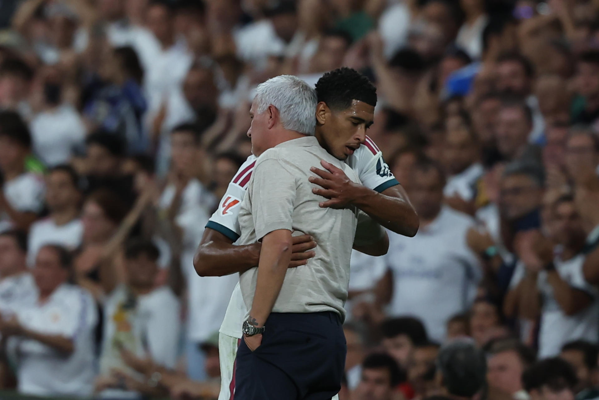 Fotografía del pasado 26 de agosto, en la que puede verse al entrenador del Real Madrid José Mourinho (i) abrazando a Jude Bellingham tras el cambio durante el encuentro correspondiente a la primera jornada de LaLiga entre el Real Madrid y la Real Sociedad. EFE/ Kiko Huesca
