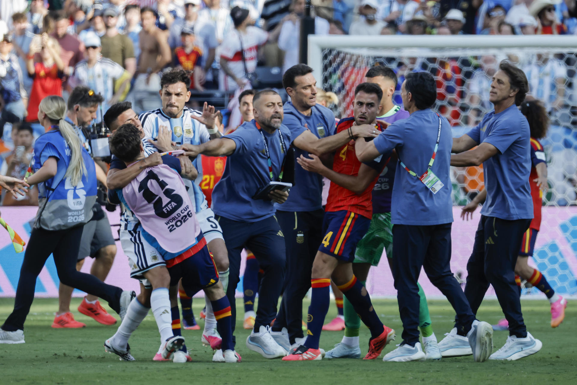 Fotografía del pasado 19 de julio, en la que puede verse a Gavi (i) forcejeando con Leandro Paredes, tras la final del Mundial de la FIFA 2026 entre España y Argentina en el estadio MetLife en East Rutherford (NJ, EE.UU.). EFE/ Lavandeira Jr