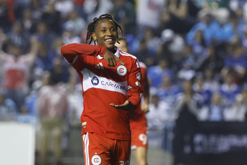 Puso Dithejane, de Chicago Fire, celebra un gol en el partido de la Leagues Cup ante Cruz Azul en el estadio SeatGeek, en Bridgeview (Estados Unidos). EFE/Kamil Krzaczynski