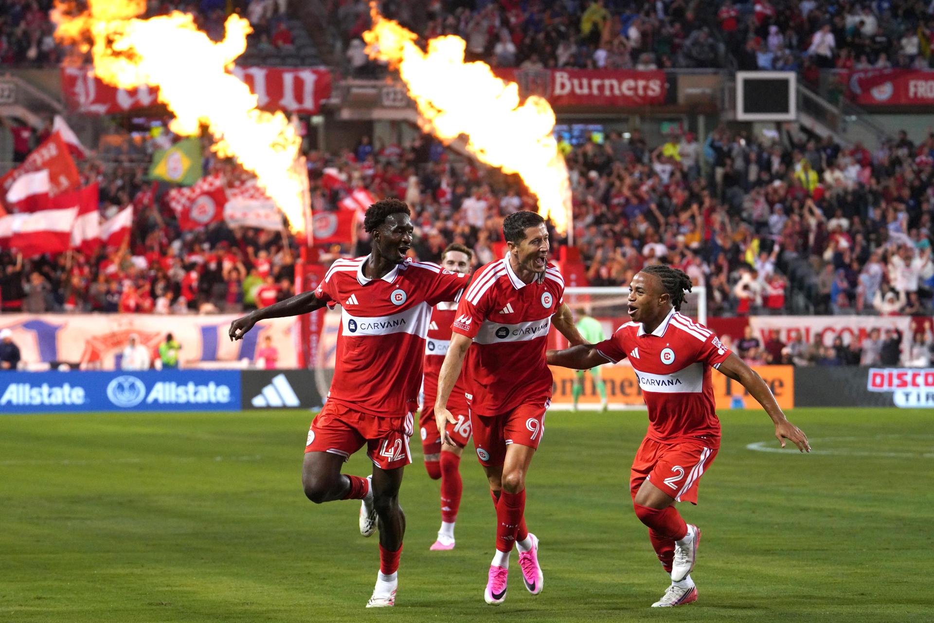 Dje Davilla (i), Robert Lewandowski (c) y Leonardo Barroso, de Chicago Fire, celebran un gol ante Charlotte FC, en el Soldier Field en Chicago (Estados Unidos). EFE/Kenneth Fernández