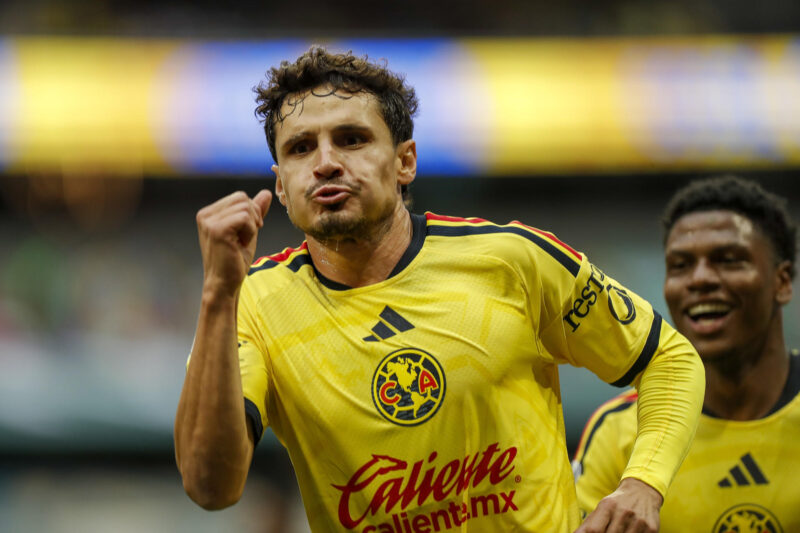 Raphael Cavalcante de América celebra un gol durante un partido de la Liga MX en el estadio Banorte, en Ciudad de México (México). EFE/Isaac Esquivel