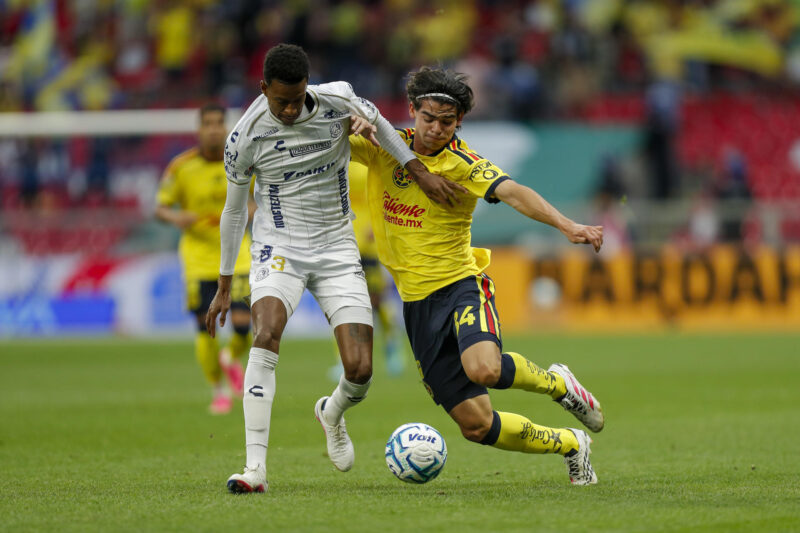 América, Chivas y Cruz Azul: qué se juegan en la Jornada 5 Dagoberto Espinoza (d), de América, disputa un balón con Robson Alves De Barros (i), del Atlético San Luis, durante un partido de la Liga MX en el estadio Banorte, en Ciudad de México (México). EFE/Isaac Esquivel