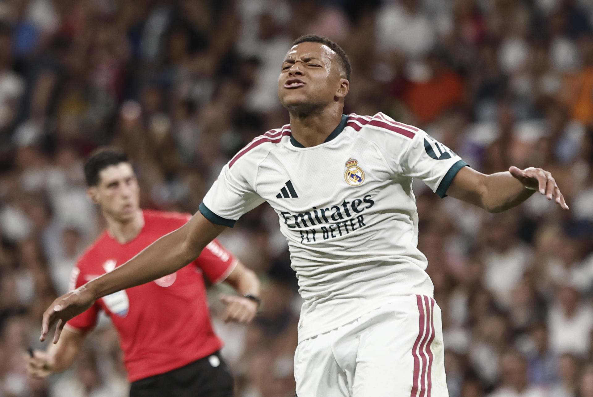 El delantero francés del Real Madrid Kylian Mbappé se lamenta durante el encuentro correspondiente a la primera jornada de LaLiga que Real Madrid y Real Sociedad disputaron en el Santiago Bernabéu, en Madrid. EFE/ Sergio Pérez