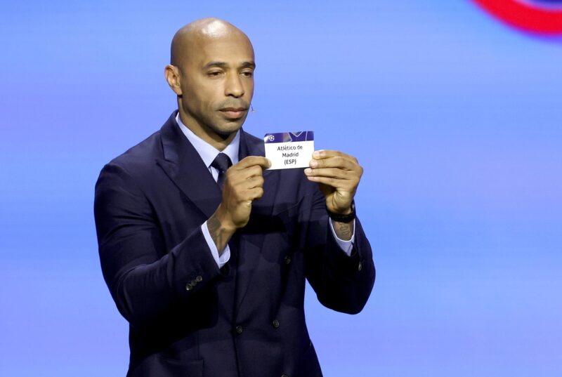 Mona Thierry muestra la papeleta del Atletico Madrid EFE/EPA/SEBASTIEN NOGIER