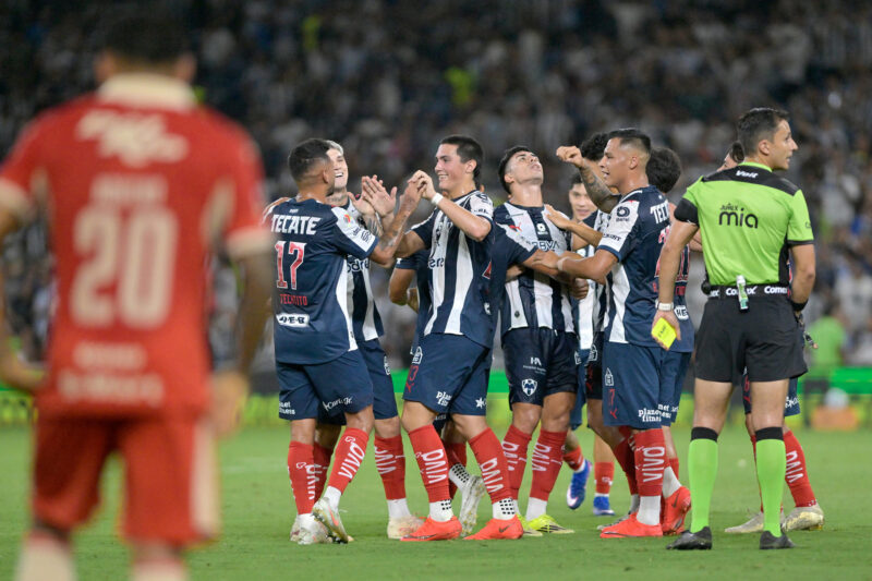 América vs. Monterrey: ¿El +122 es demasiado bueno para dejarlo pasar? Jugadores de Monterrey celebran este sábado la goleada sobre Juárez por 6-1 que ha encumbrado a Monterrey al liderato del torneo Apertura mexicano. EFE/ Miguel Sierra