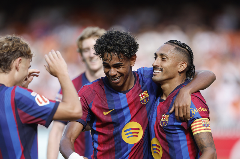 El Barcelona aplasta al Valencia de Corberán y asalta la cima