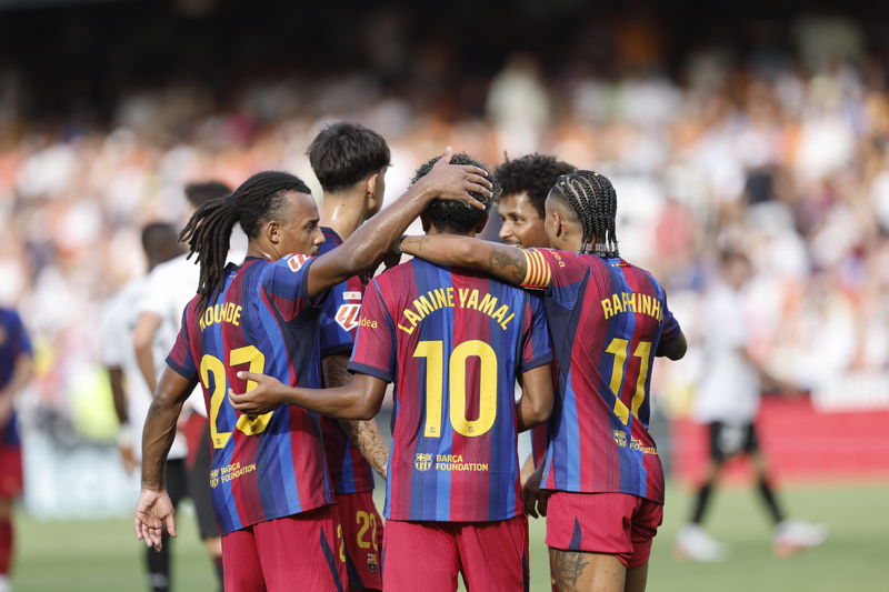 El Barcelona aplasta al Valencia de Corberán y asalta la cima El Barcelona aplasta al Valencia de Corberán y asalta la cima