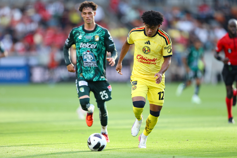 AME5167. HOUSTON (ESTADOS UNIDOS), 06/09/2026.- Paul Bellón (i) de León disputa el balón con Isaías Violante de América este domingo, en un partido por el tercer lugar de la Leagues Cup en el estadio Shell Energy de Houston (EE.UU.). EFE/ Carlos Ramírez