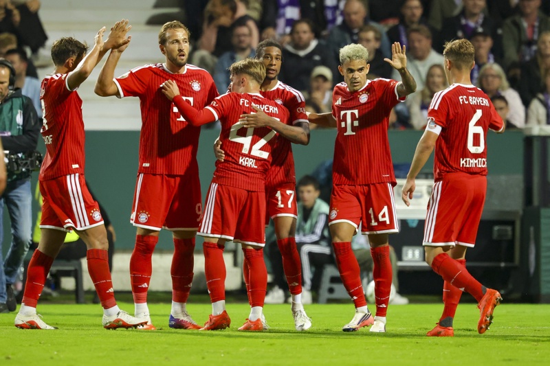 El jugador del Bayern Michael Olise celebra con sus compañeros el 1-3 durante el partido de la Copa alemana que han jugado VfL Osnabrueck y Bayern Munich en Osnabrueck, Alemania. EFE/EPA/CHRISTOPHER NEUNDORF