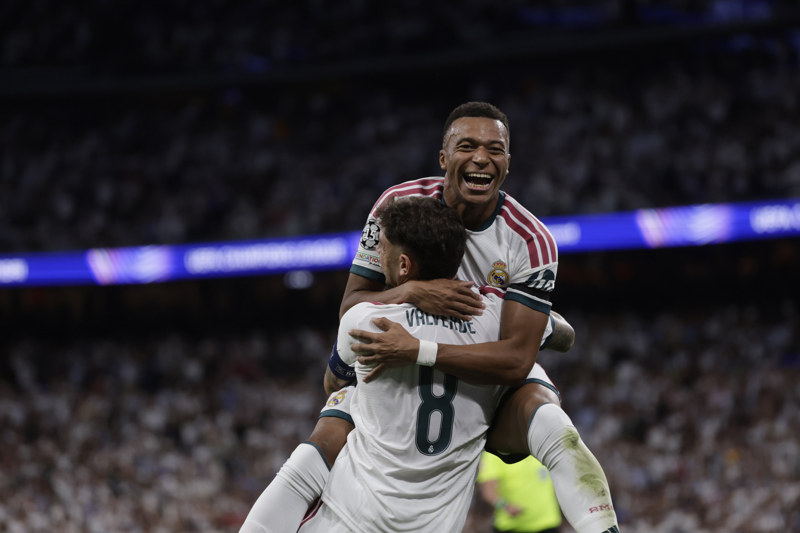 MADRID, 08/09/2026.- El centrocampista del Real Madrid Fede Valverde celebra su gol con Mbappé durante el encuentro correspondiente a la Liga de Campeones que disputan Real Madrid e Inter de Milán, este martes en el estadio Santiago Bernabéu, en Madrid. EFE/Juanjo Martín