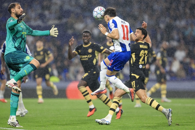 Porto (Portugal), 08/09/2026.- FC Porto's Pepe (R) in action against Manchester City's goalkeeper Gianluigi Donnarumma (L)during the UEFA Champions League soccer match between FC Porto and Manchester City at the Dragao stadium in Porto, Portugal, 08 September 2026. (Liga de Campeones) EFE/EPA/JOSE COELHO