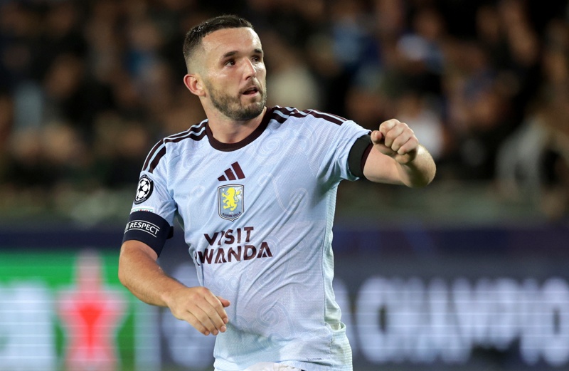 BRUGES (Belgium), 08/09/2026.- Aston Villa captain John McGinn acknowledges fans after the UEFA Champions League league phase match Club Brugge against Aston Villa, in Bruges, Belgium, 08 September 2026. (Liga de Campeones, Bélgica, Brujas) EFE/EPA/OLIVIER MATTHYS